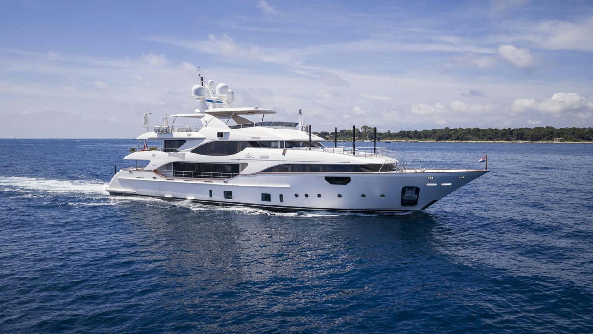 Nela, 42 m Benetti charter yacht
