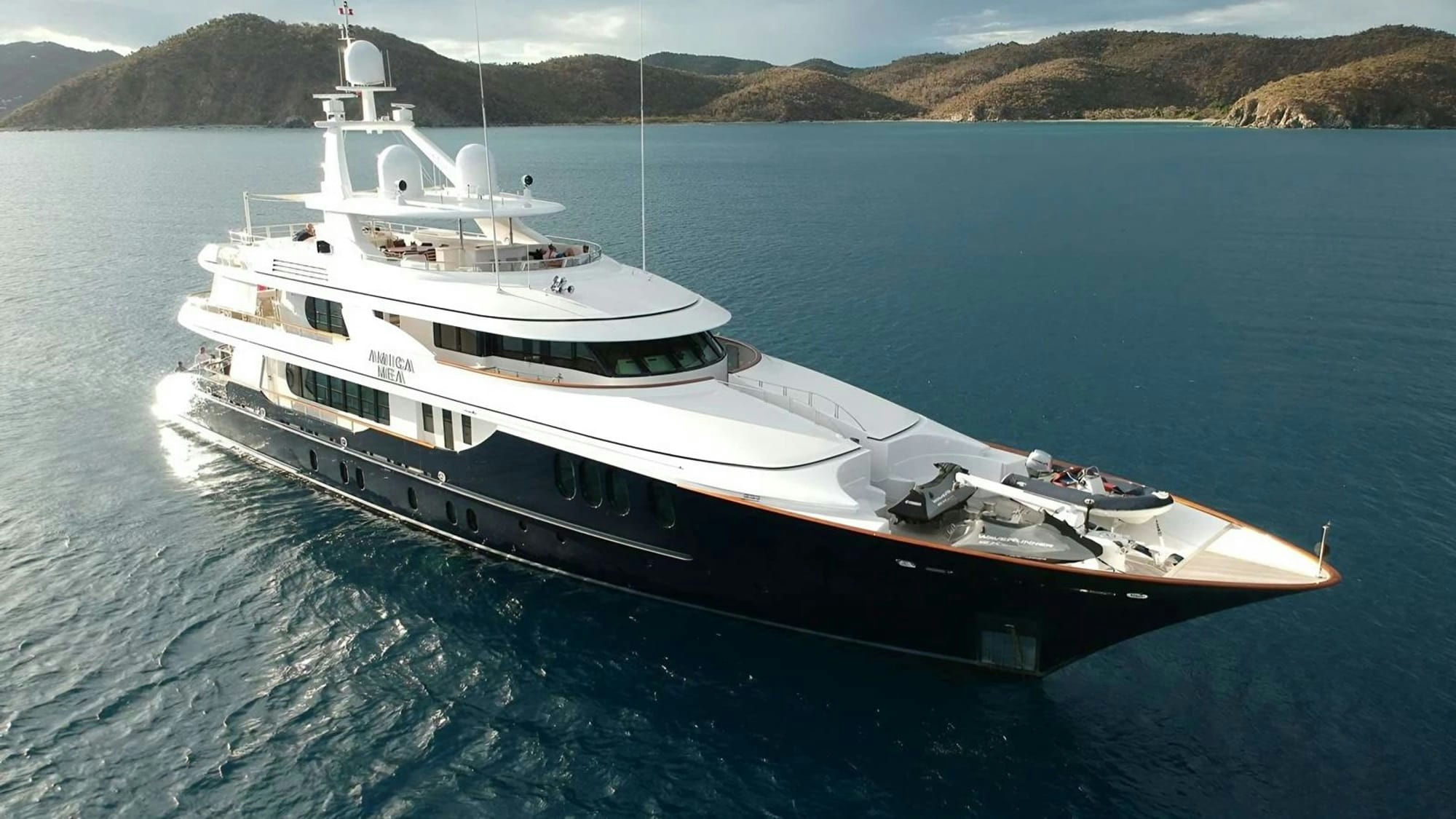 Amica Mea, 46.3 m Hakvoort charter yacht