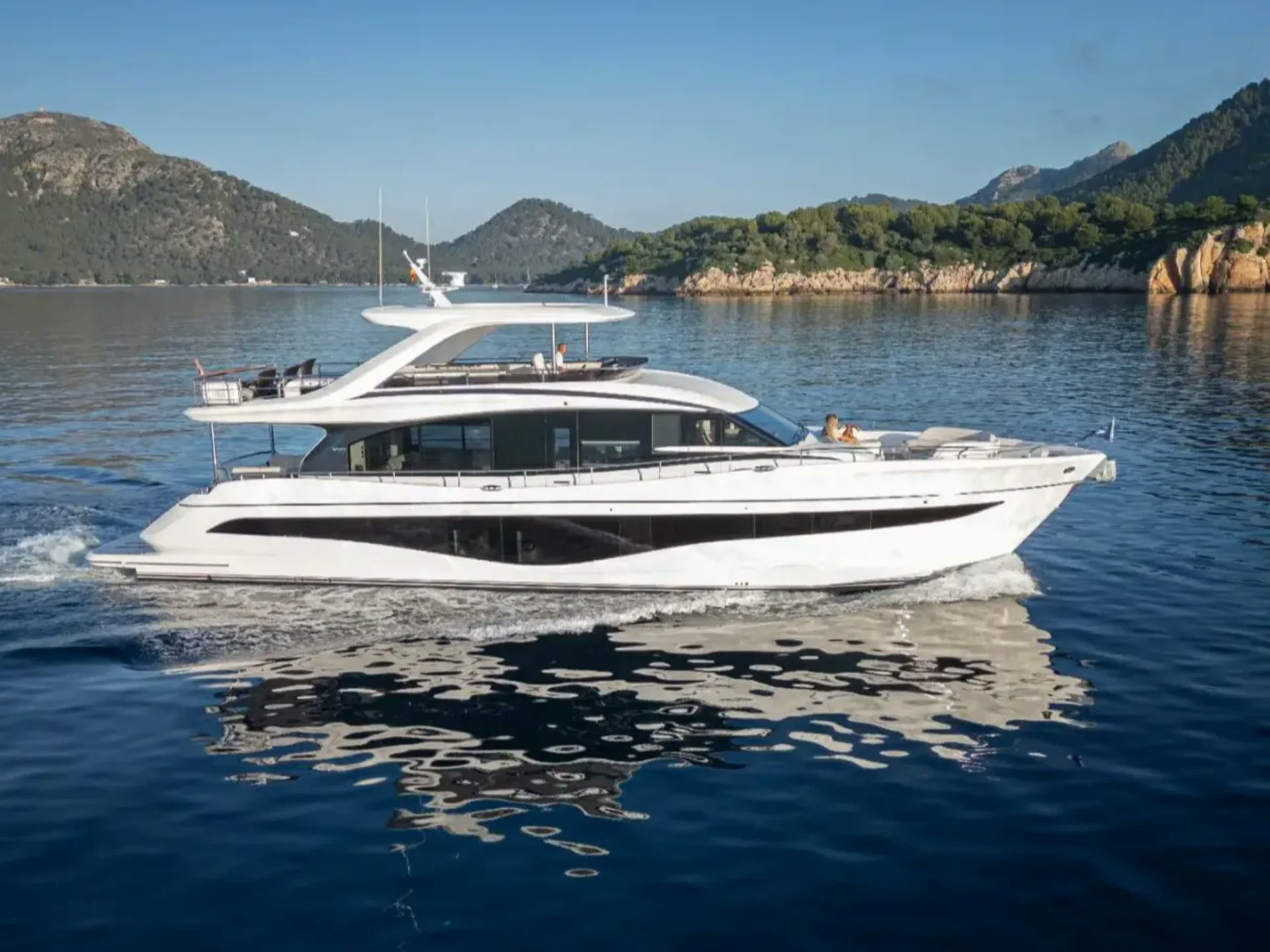 LUMI, 25.6 m Princess Y80 charter yacht