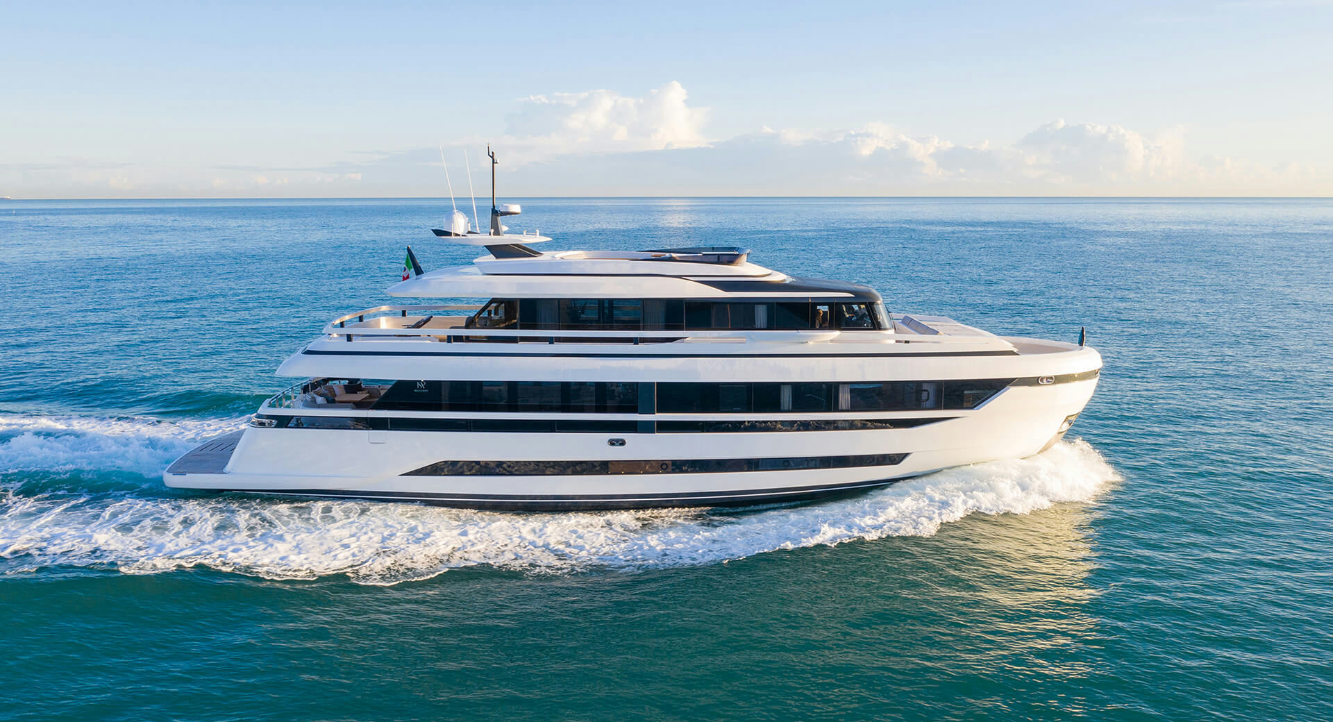 UILIA, 28.4 m charter yacht