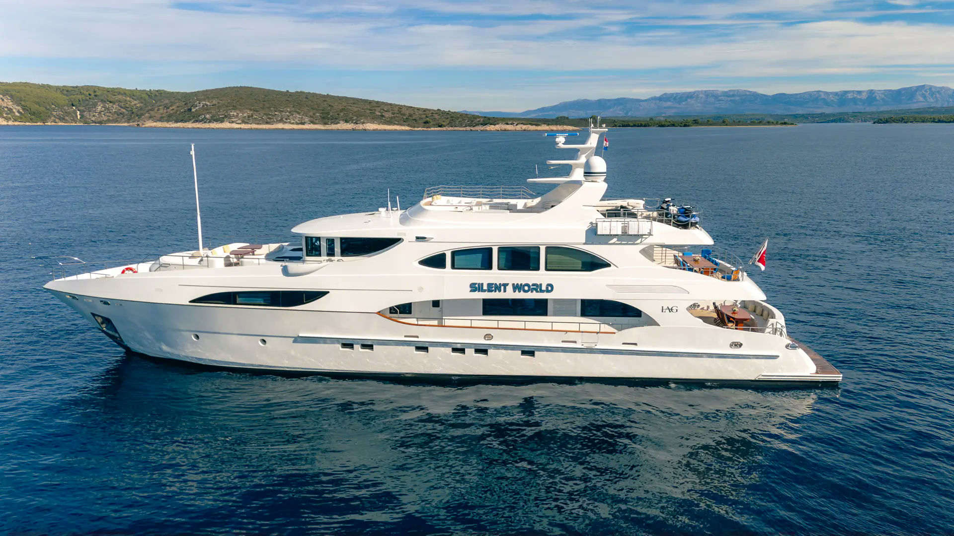 Silent World, 39 m IAG YACHT ENGINEERING CO LTD charter yacht