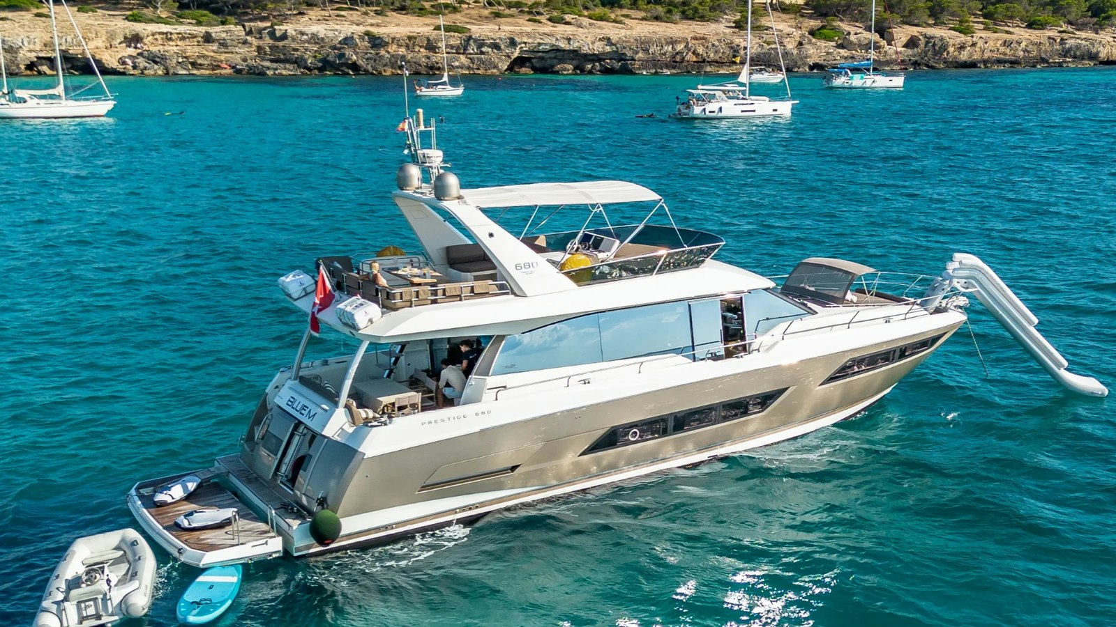 BLUE M, 20.7 m Prestige 680 charter yacht