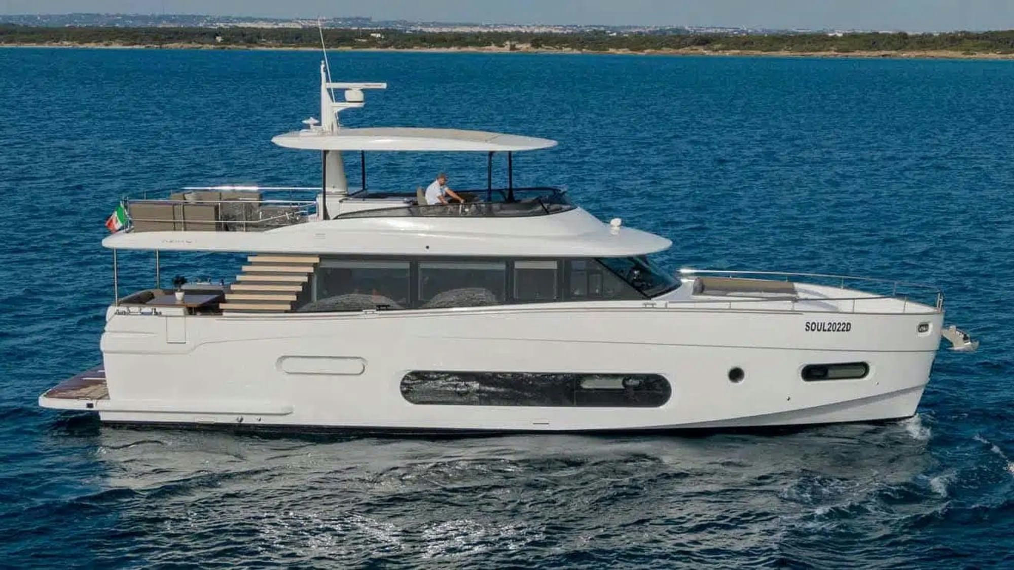 Soul, 20.2 m Azimut charter yacht