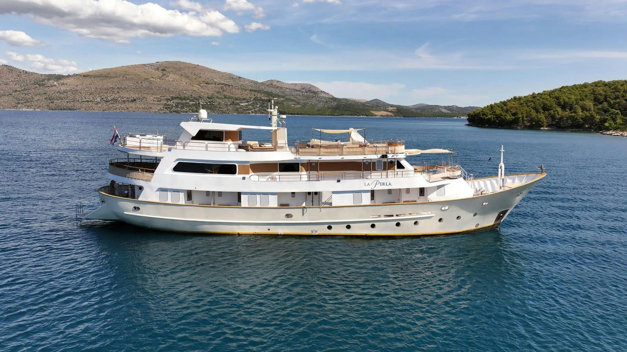 La Perla, 39.7 m charter yacht