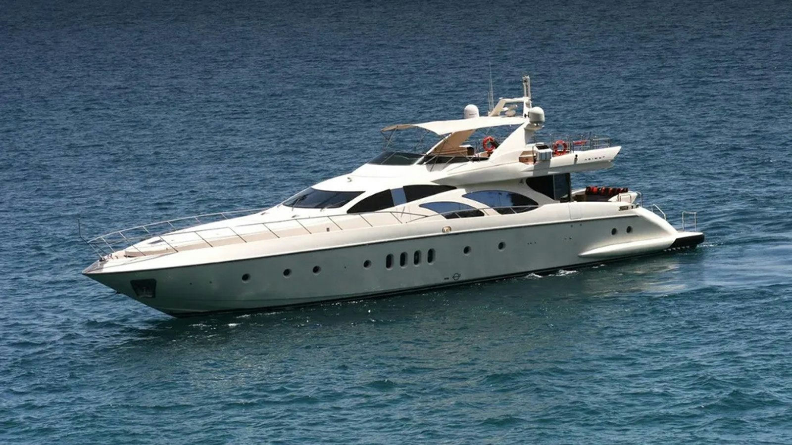 Azimut 98 Leonardo, 30 m Azimut 98 charter yacht