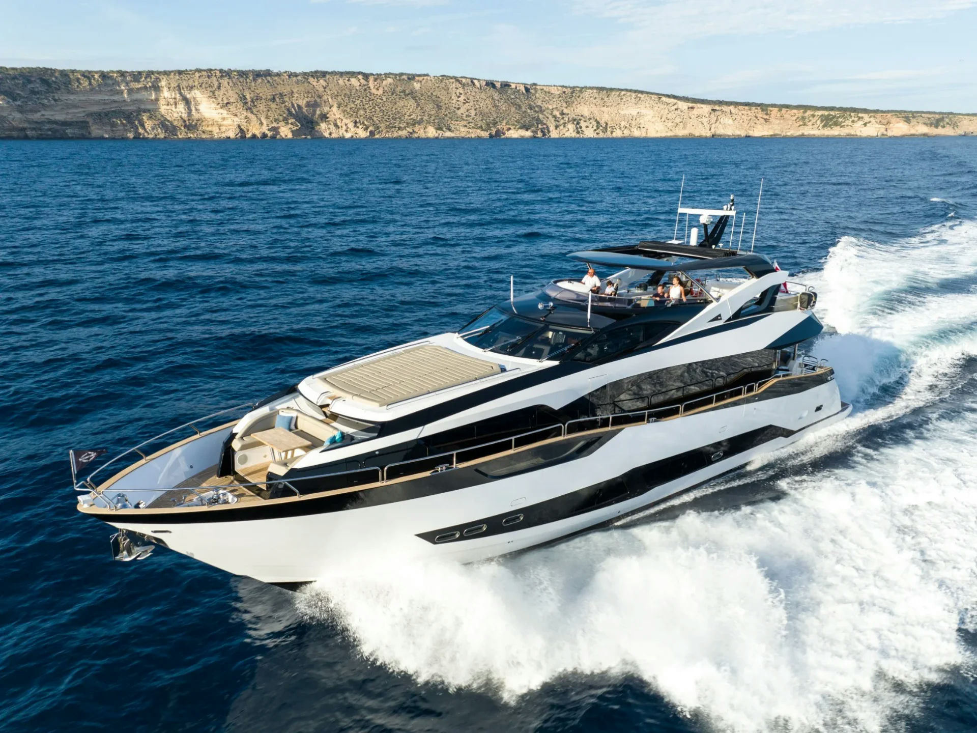 BLUE INFINITY ONE, 28 m Sunseeker Signature 95 charter yacht