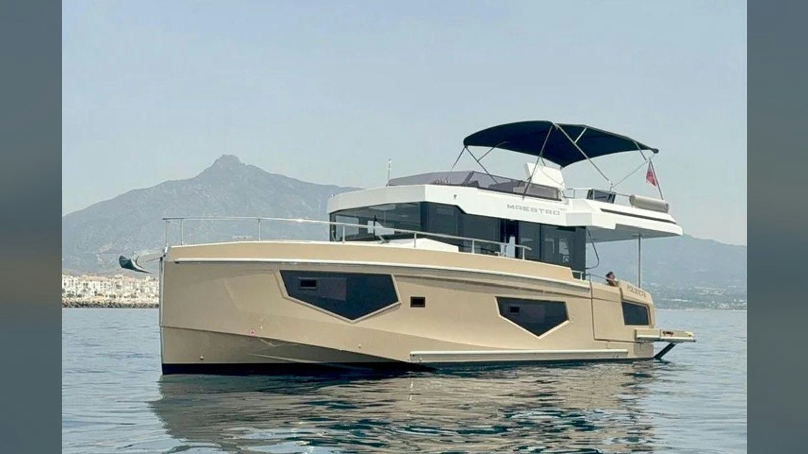 Cobra Maestro 42, 13 m Cobra Maestro 42 charter yacht