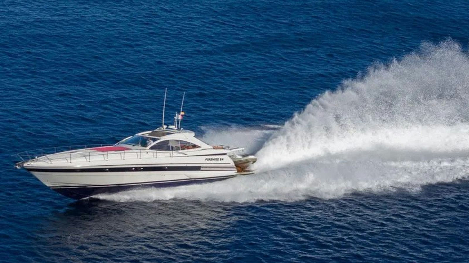Pershing 54, 16.5 m Pershing 54 charter yacht