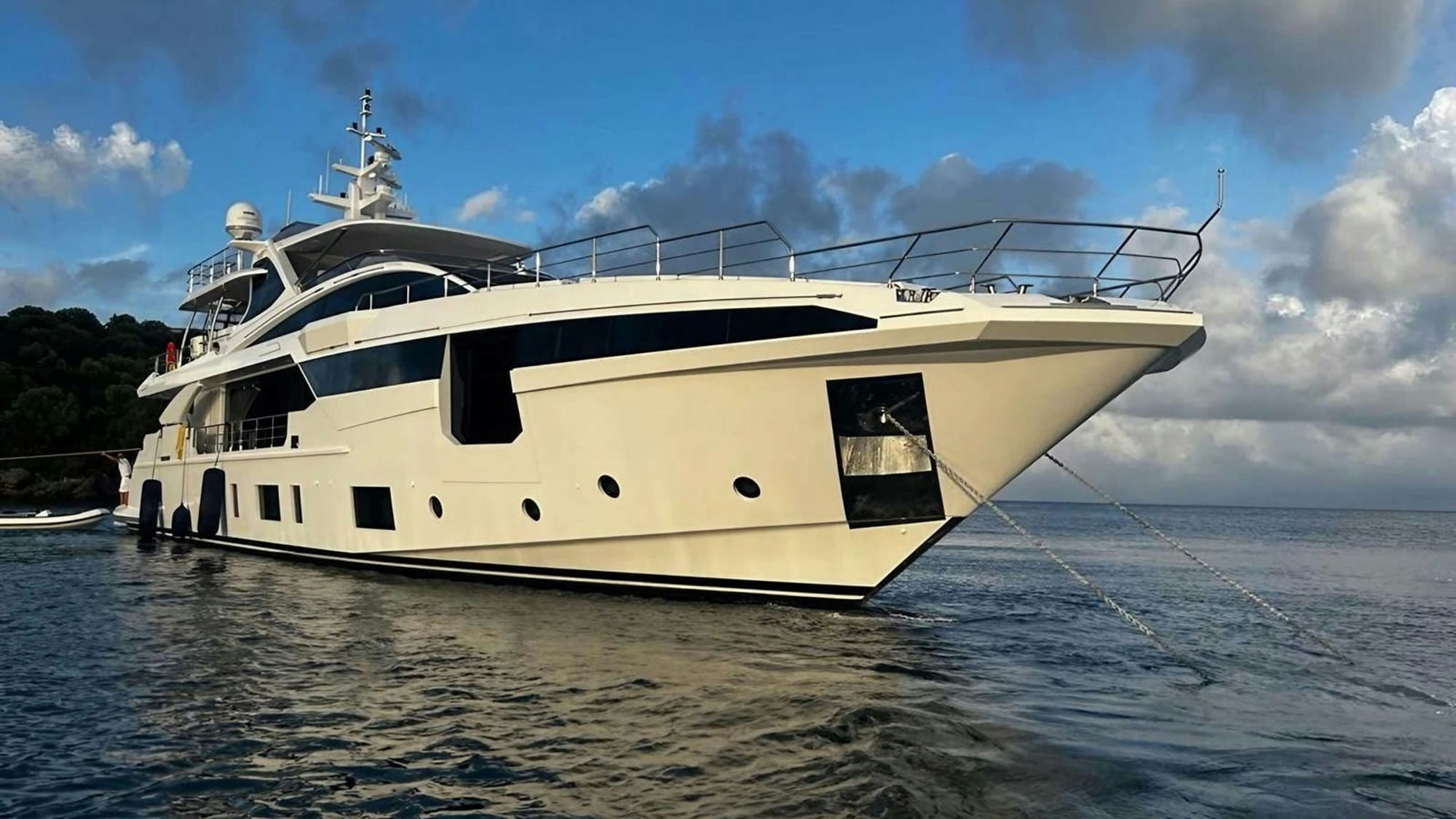 Love T, 35.2 m Azimut charter yacht