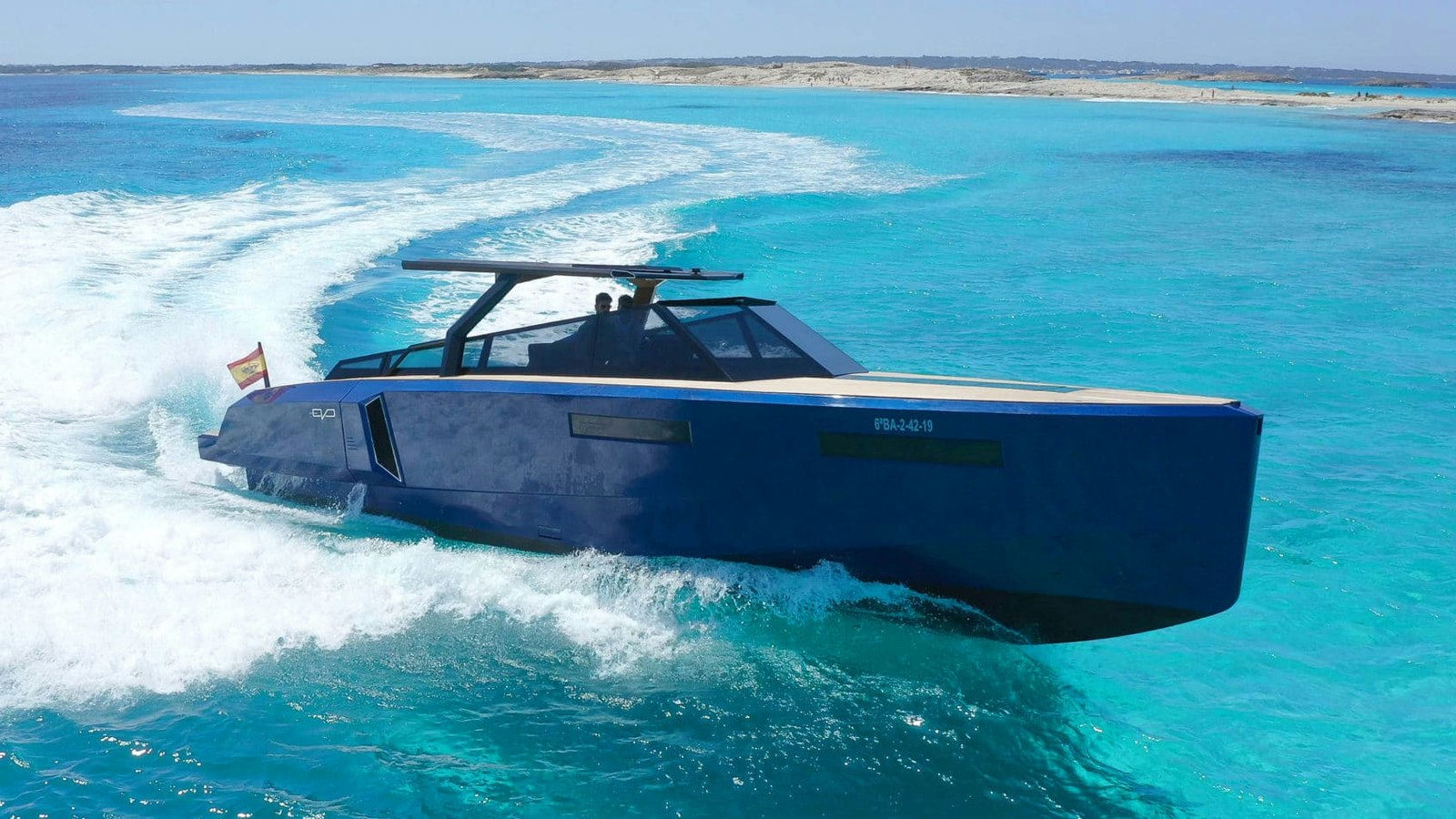 Neve, 13 m EVO 43 charter yacht