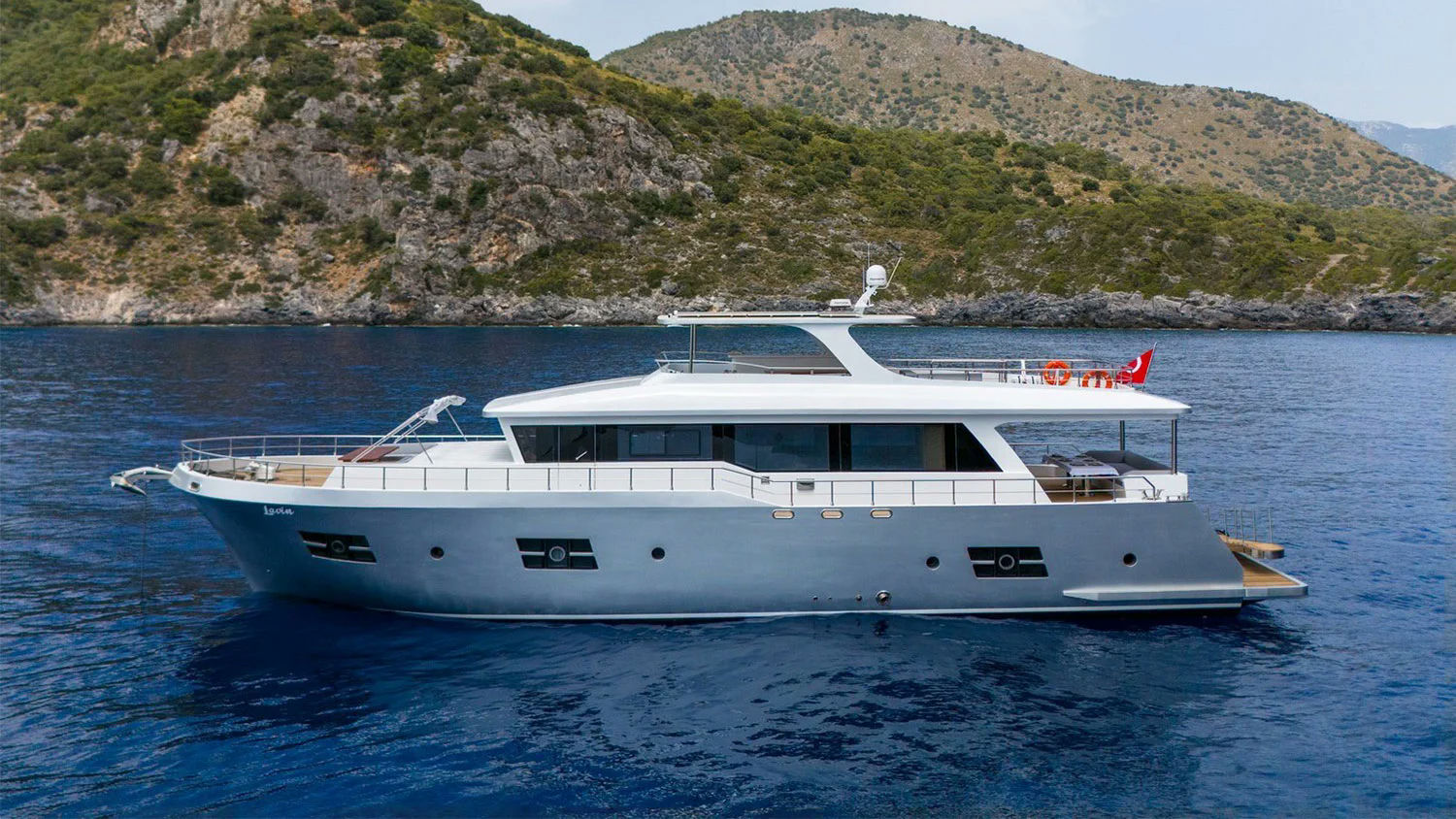 Lavin, 26.5 m charter yacht