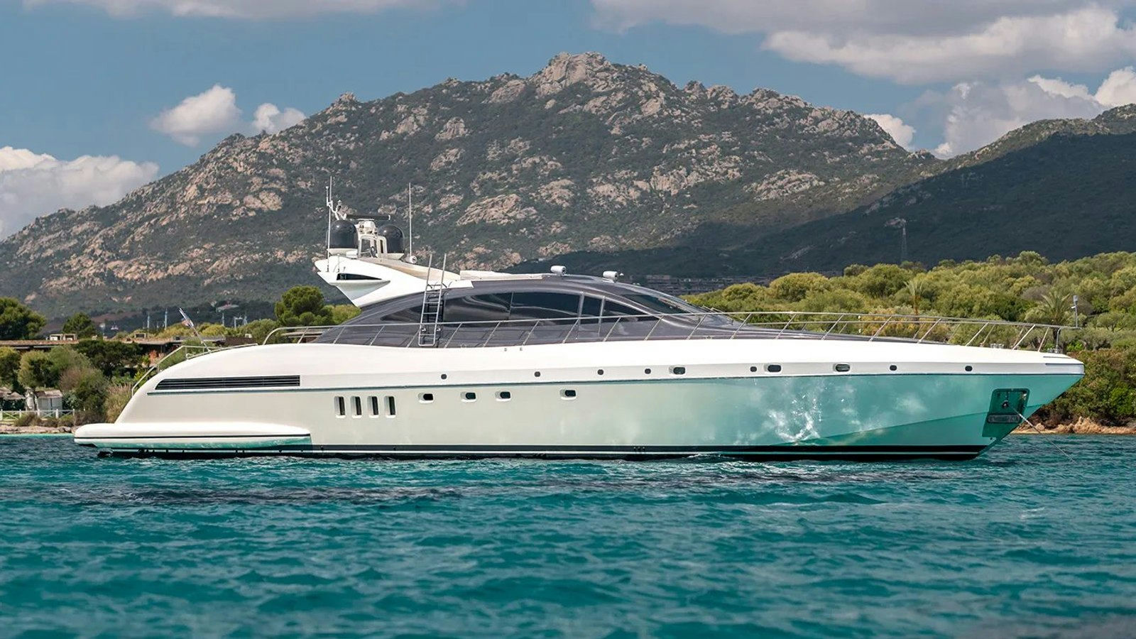 Smile, 28.3 m Overmarine Mangusta 92 charter yacht