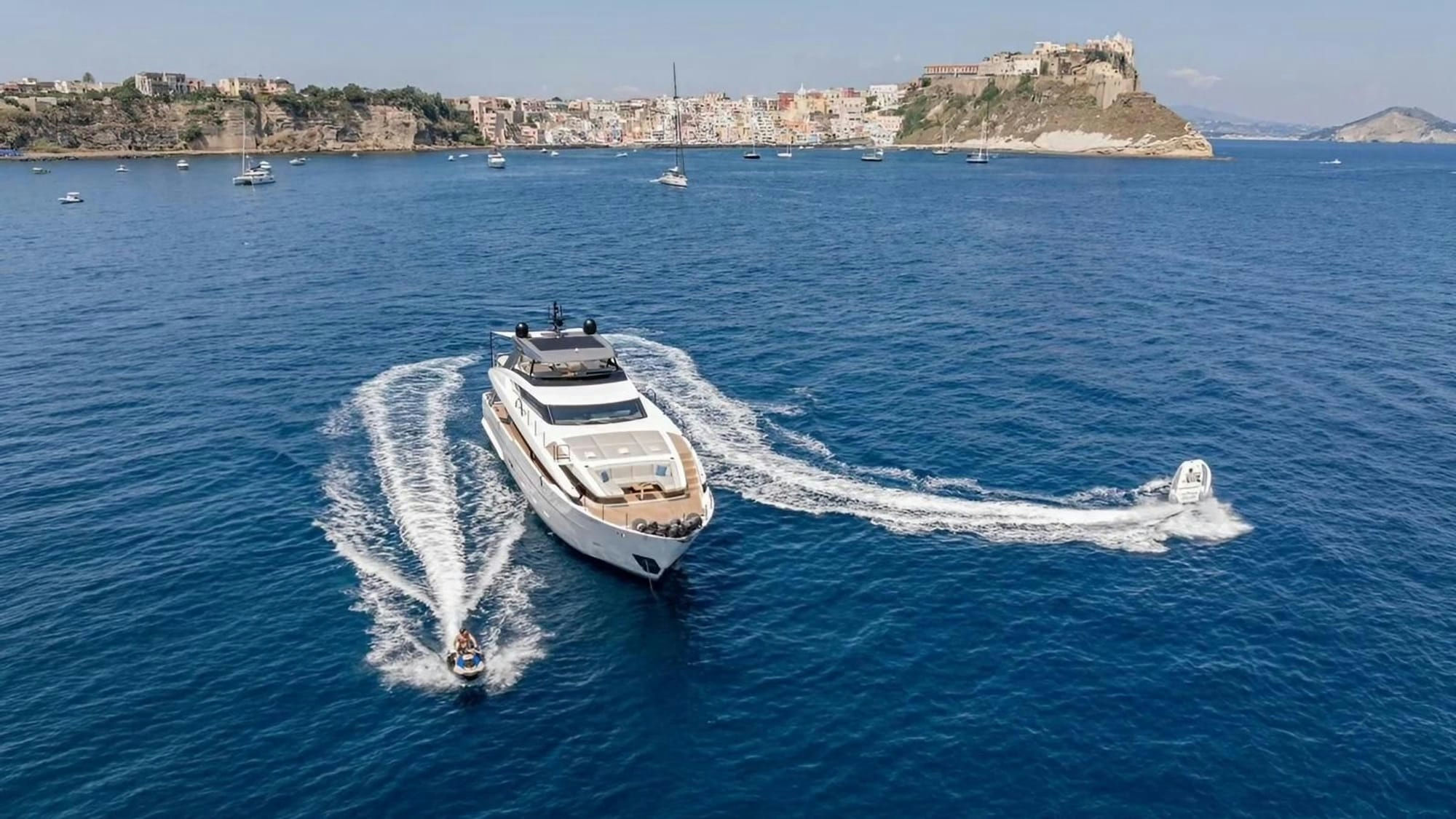 Catch Me, 27.6 m Sanlorenzo charter yacht