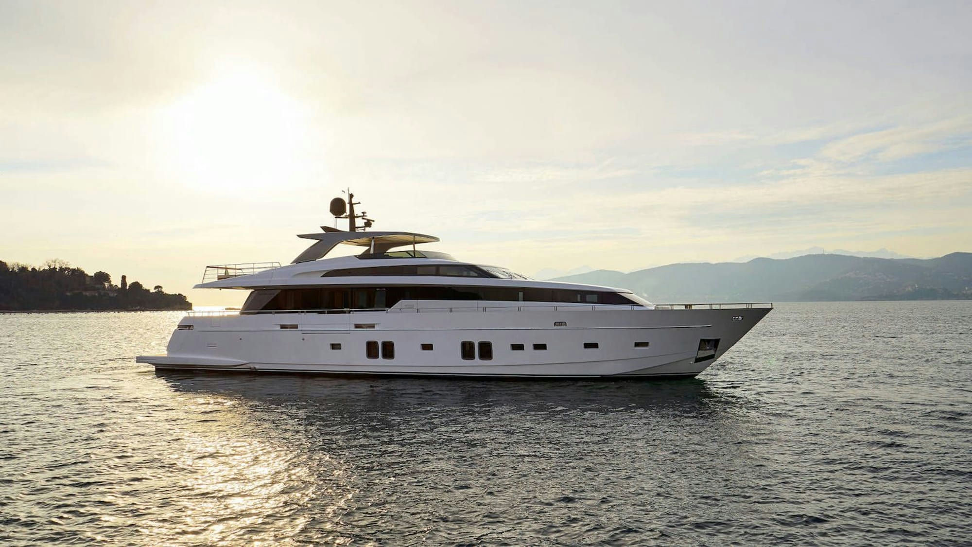 Dinaia, 32.2 m Sanlorenzo charter yacht