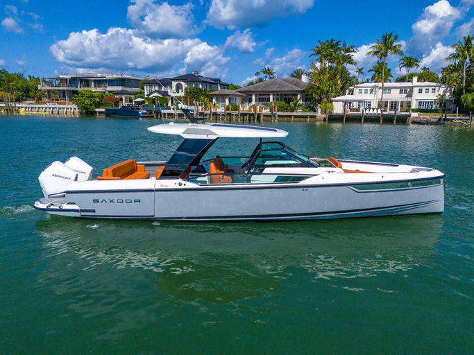 Leon, 9.8 m Saxdor 32 charter yacht