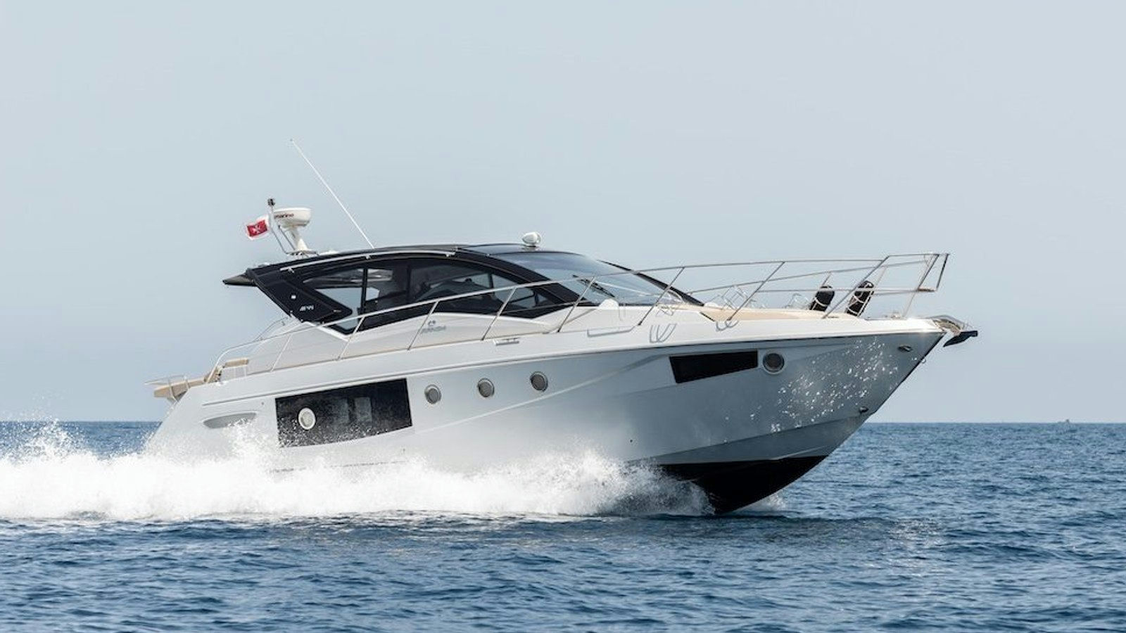 Pura, 13.8 m Cranchi M44 charter yacht
