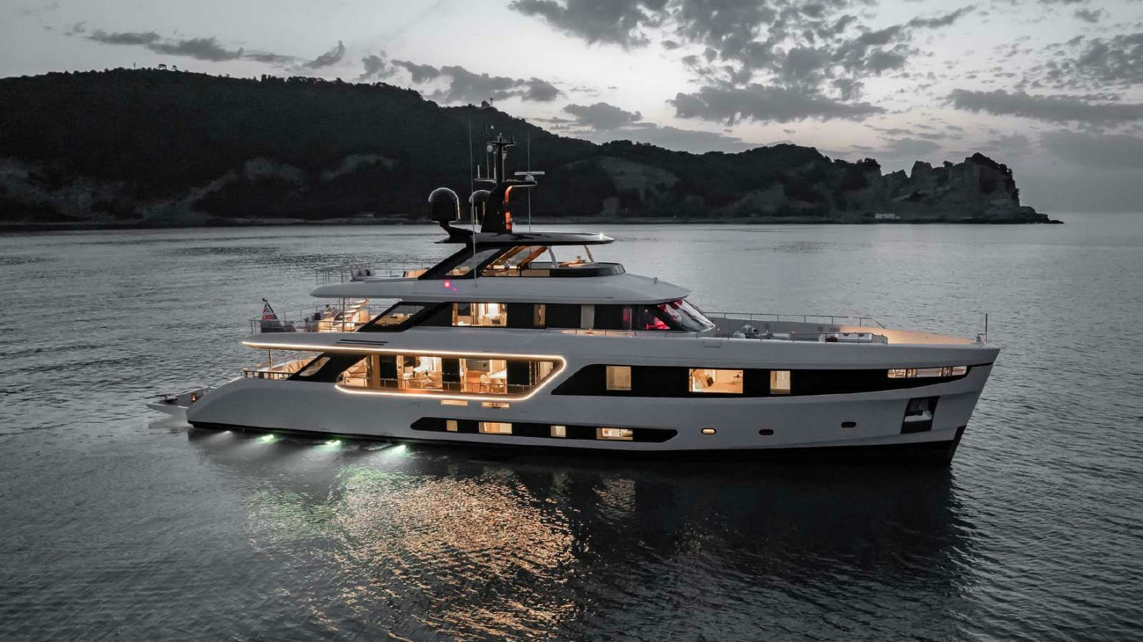 Legend, 37 m Benetti charter yacht