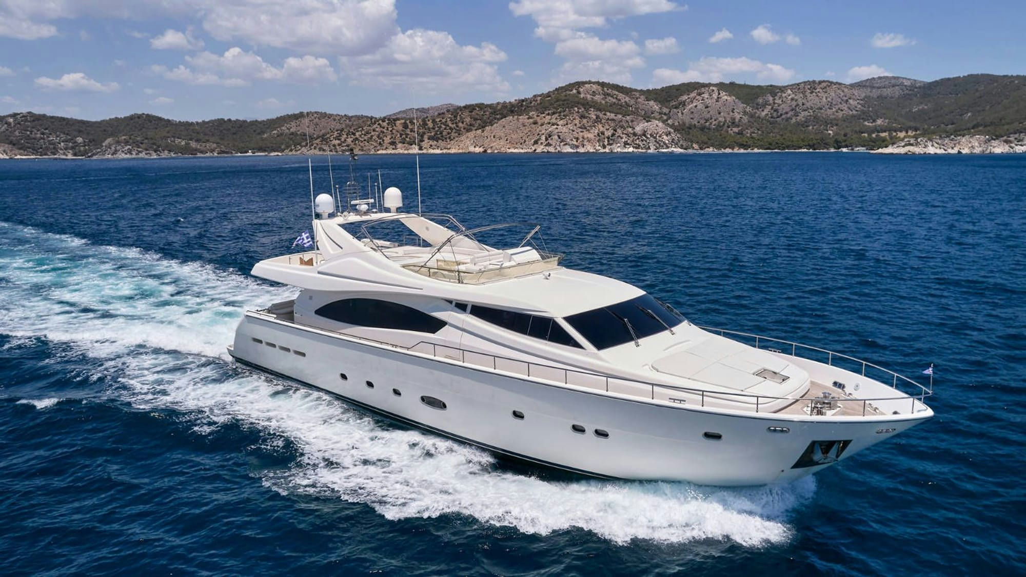Estia Yi, 27 m Ferretti charter yacht