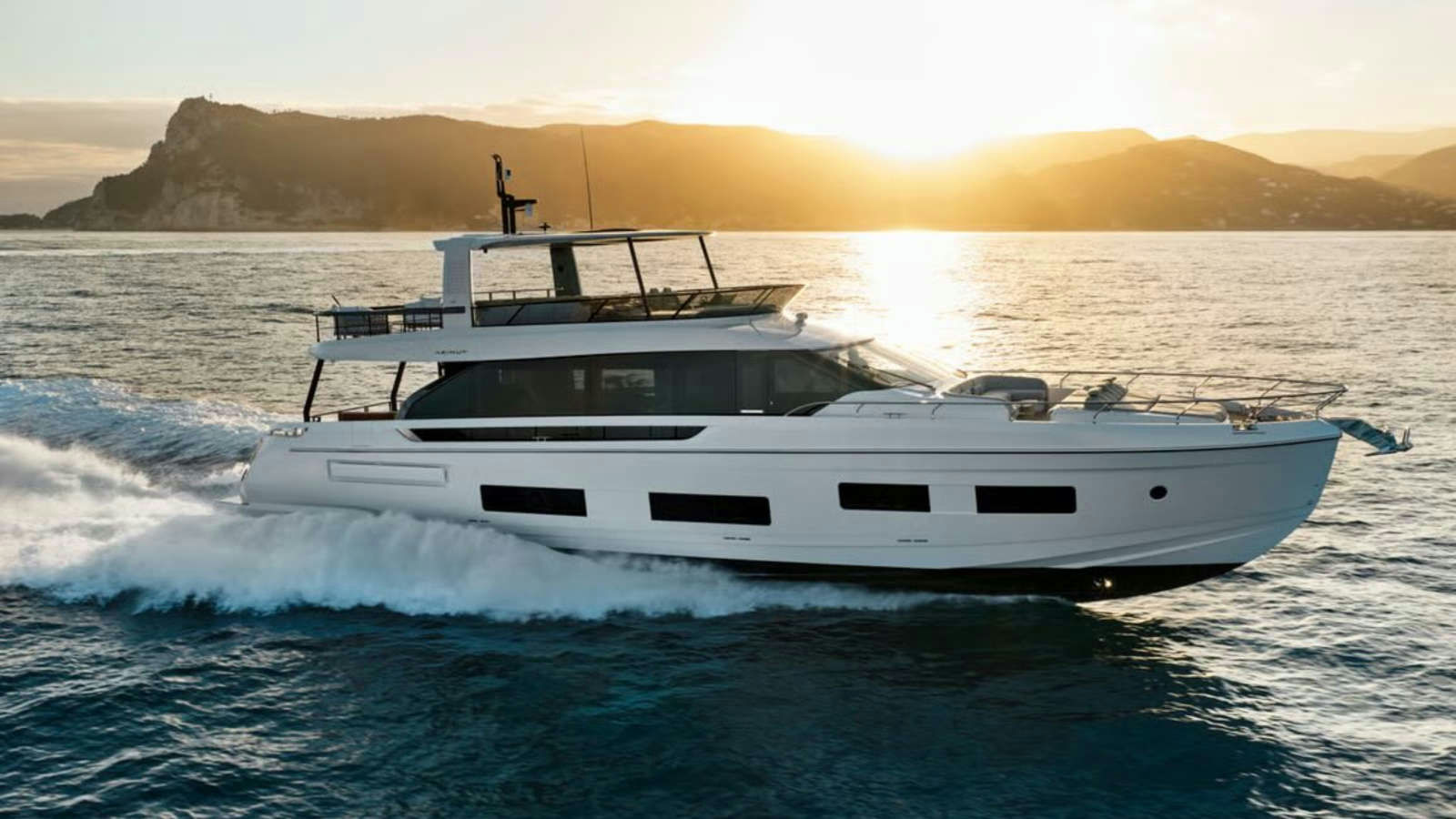 Explora, 24.8 m Azimut charter yacht