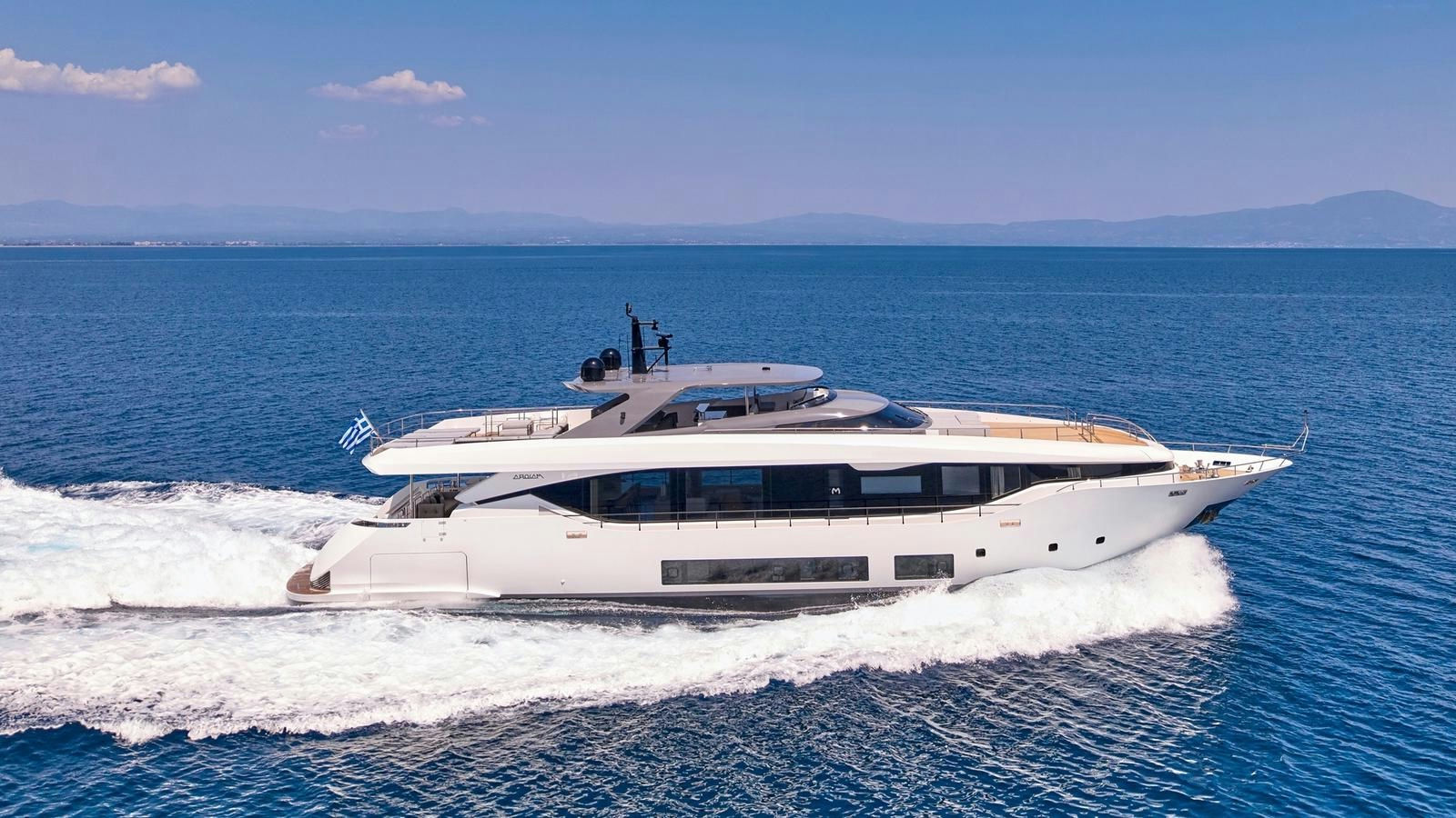 Four Joys, 30.5 m Maiora charter yacht