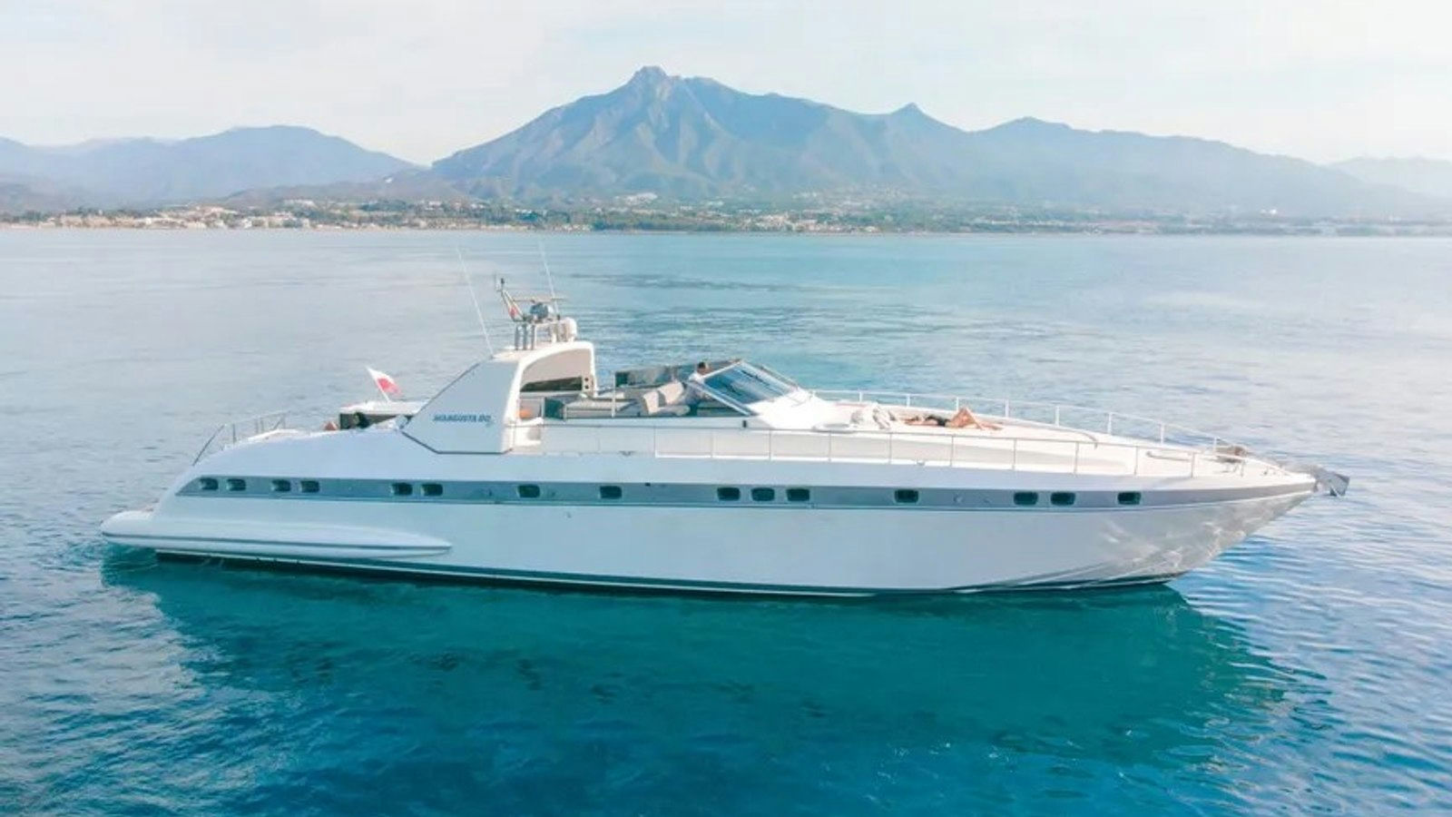 Nina, 26 m Mangusta 80 charter yacht