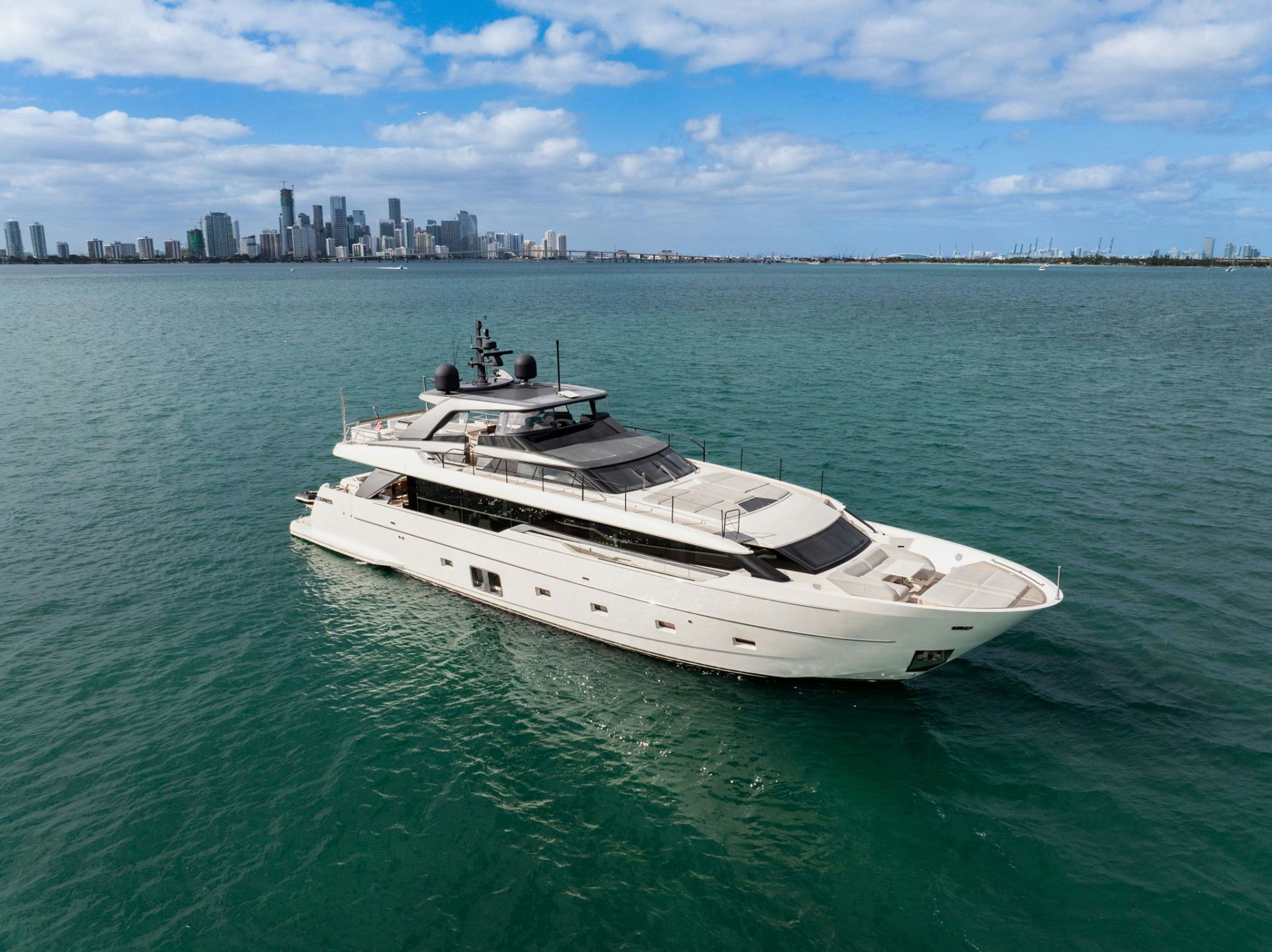 Gatsby, 29.3 m Sanlorenzo 96 charter yacht