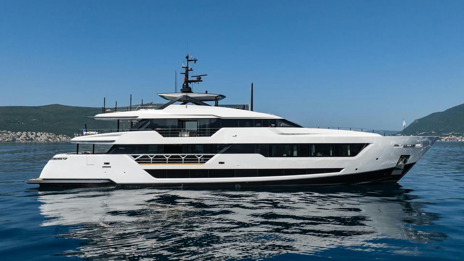 Fifi, 42.6 m Custom Line charter yacht