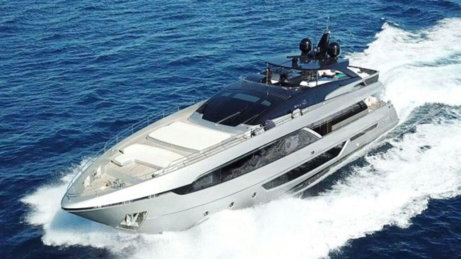BASILIC, 29.9 m Riva 100 Corsaro charter yacht