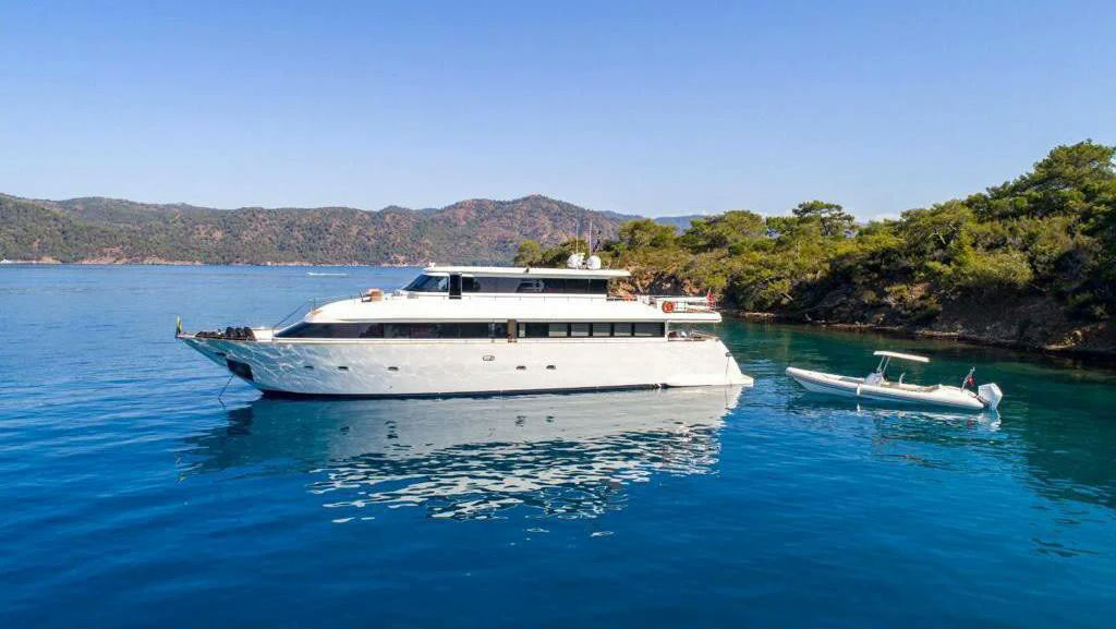 Narnia, 32 m charter yacht