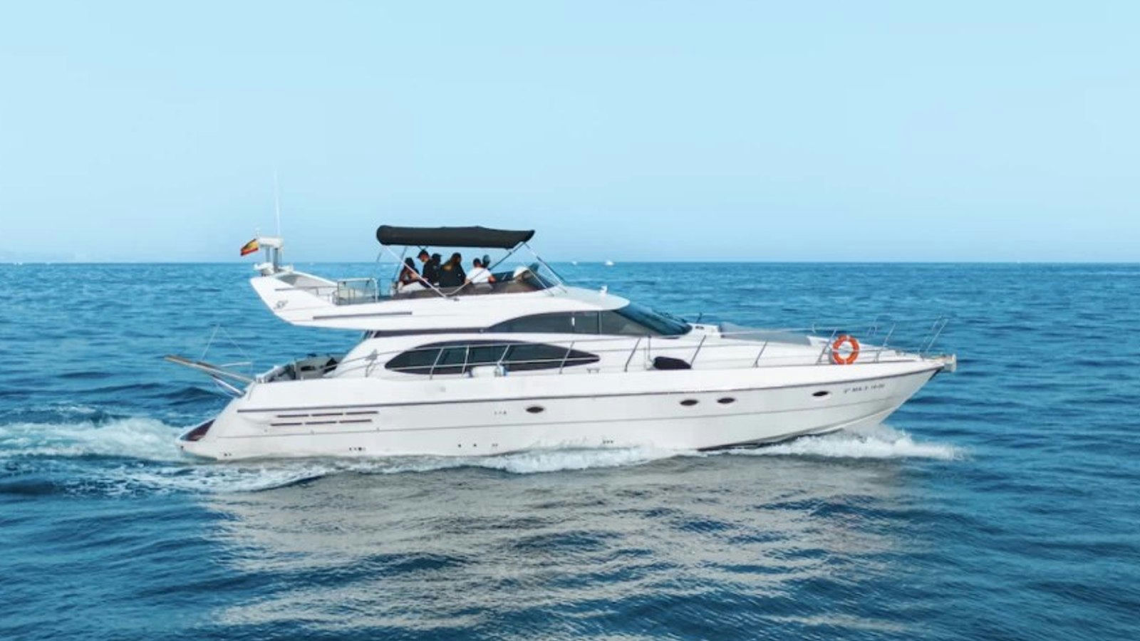 Ringo, 17.7 m Azimut 58 charter yacht