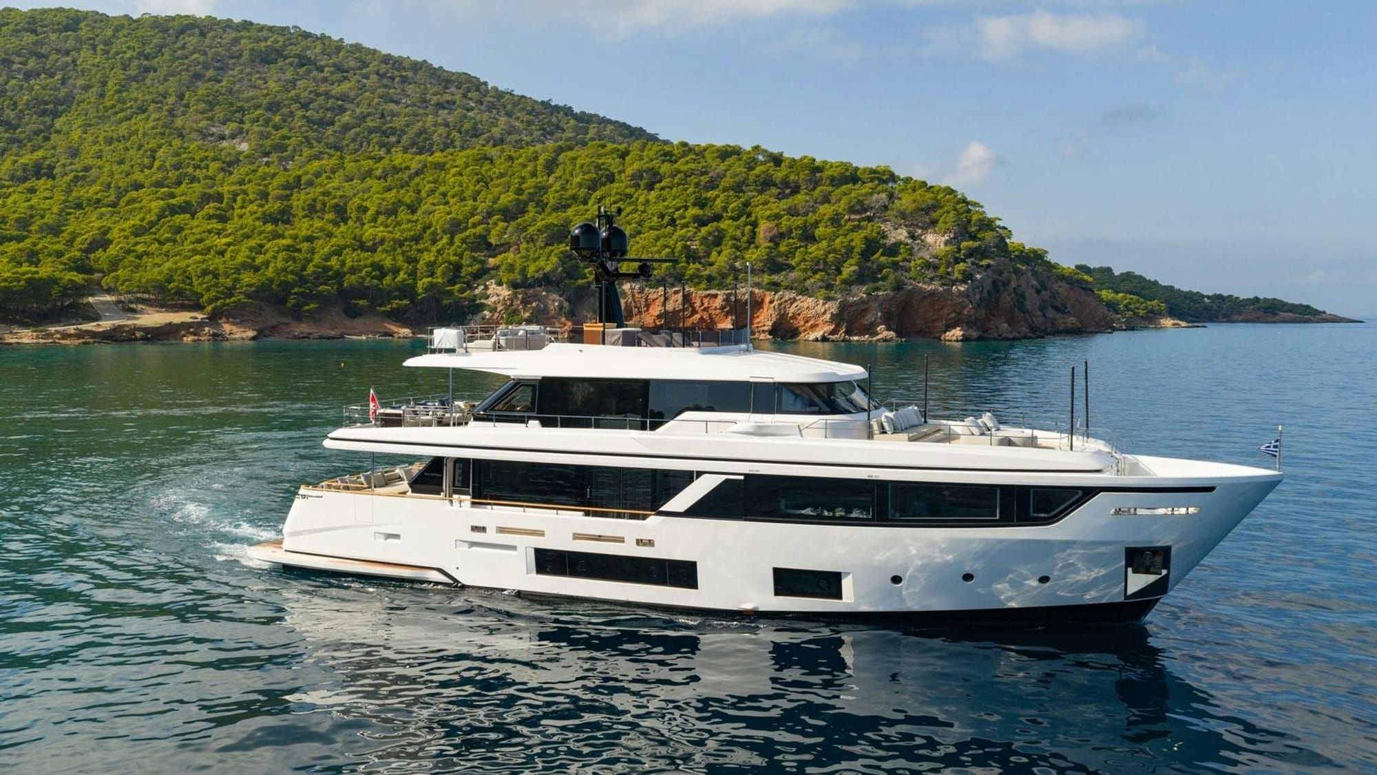 Mrs L, 28.4 m Custom Line charter yacht