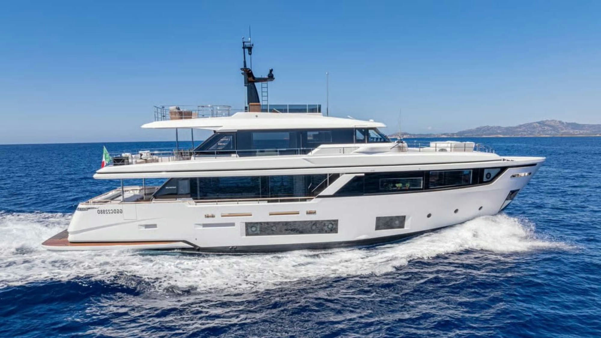 Twins, 30 m Ferretti charter yacht