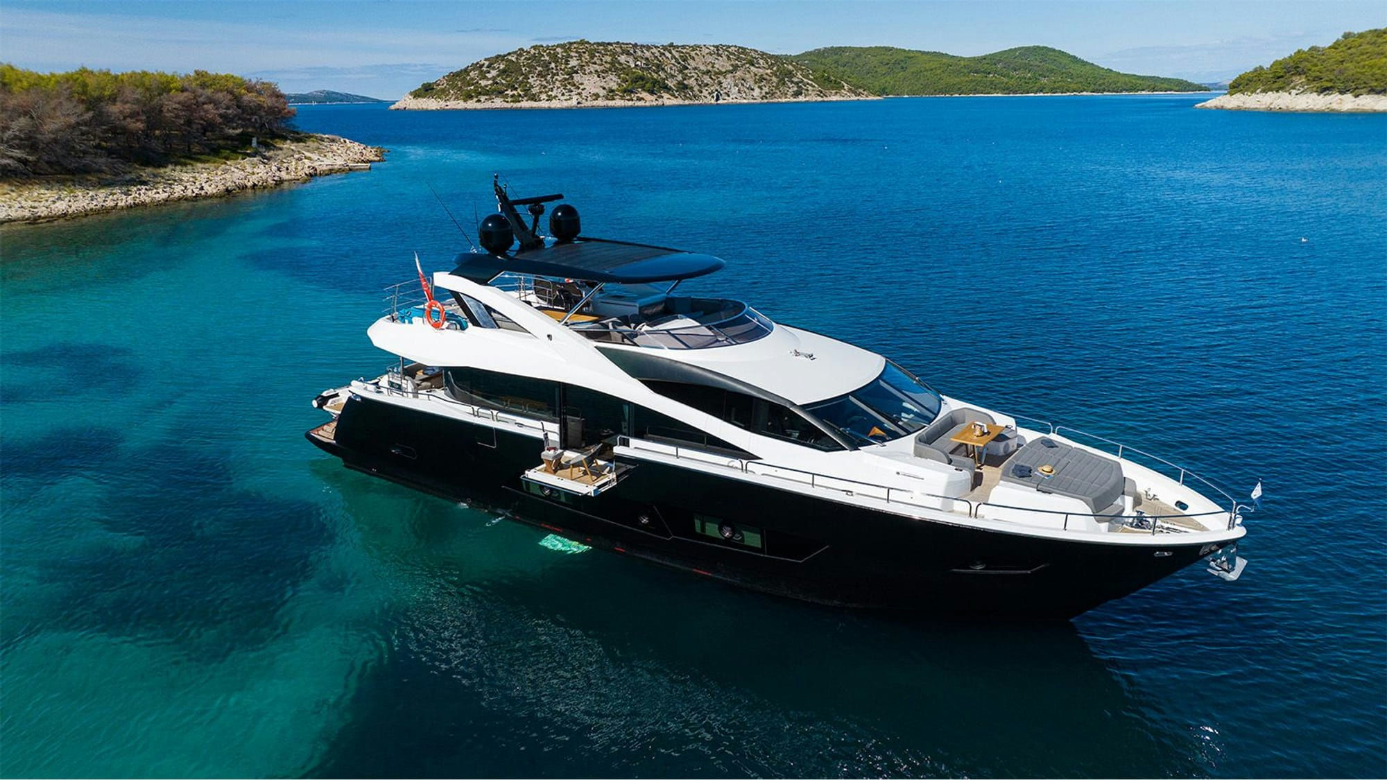Black Mamba, 26.3 m Sunseeker charter yacht