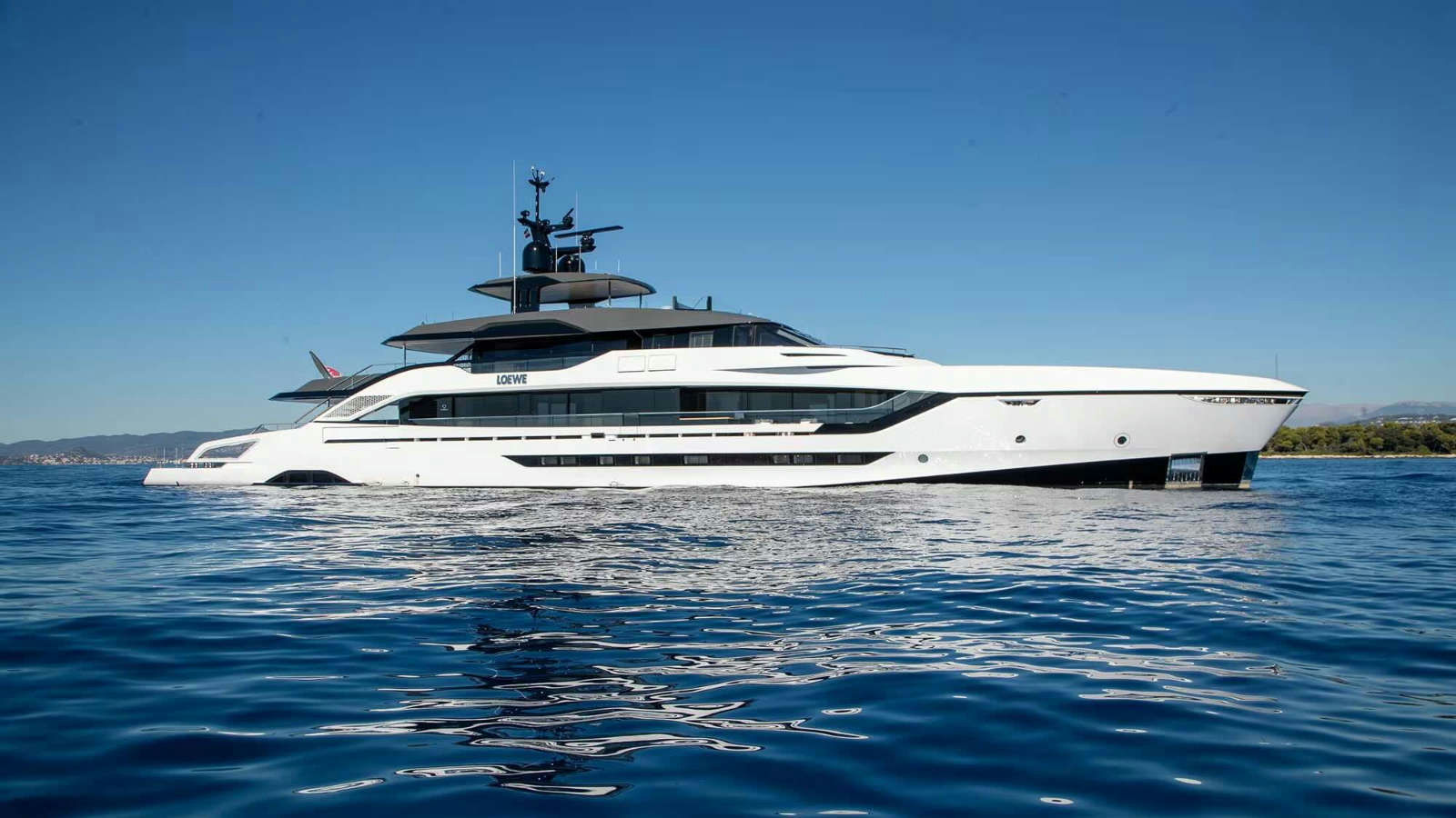Loewe, 55 m Tankoa charter yacht