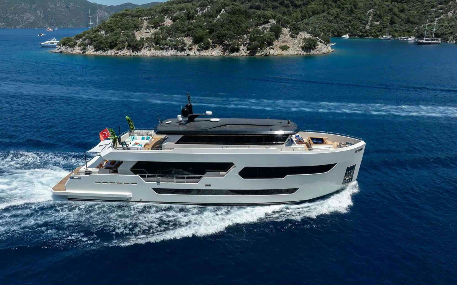 Lady Luna, 32.1 m Marti Yat charter yacht