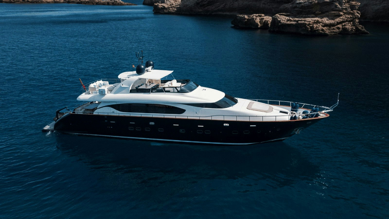 LADY KC, 28.5 m Maiora 99 charter yacht