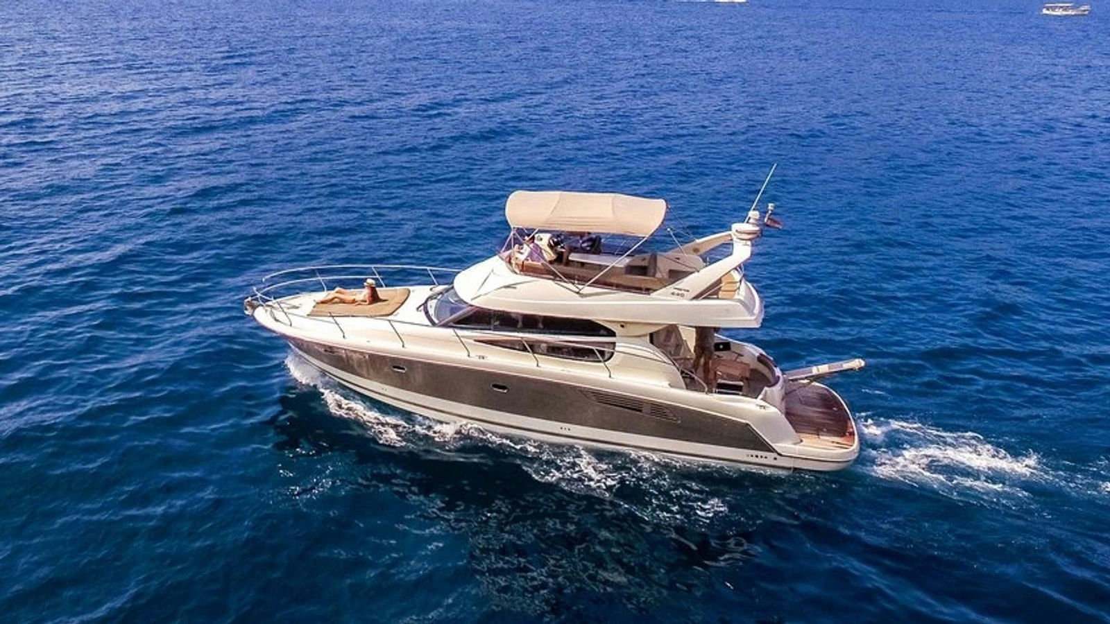 Jeanneau Prestige 440 Fly, 14 m Jeanneau Prestige 440 Flybridge charter yacht