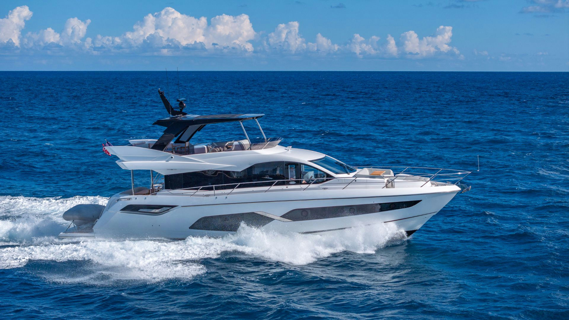 High Roller, 20.7 m Sunseeker 68 charter yacht