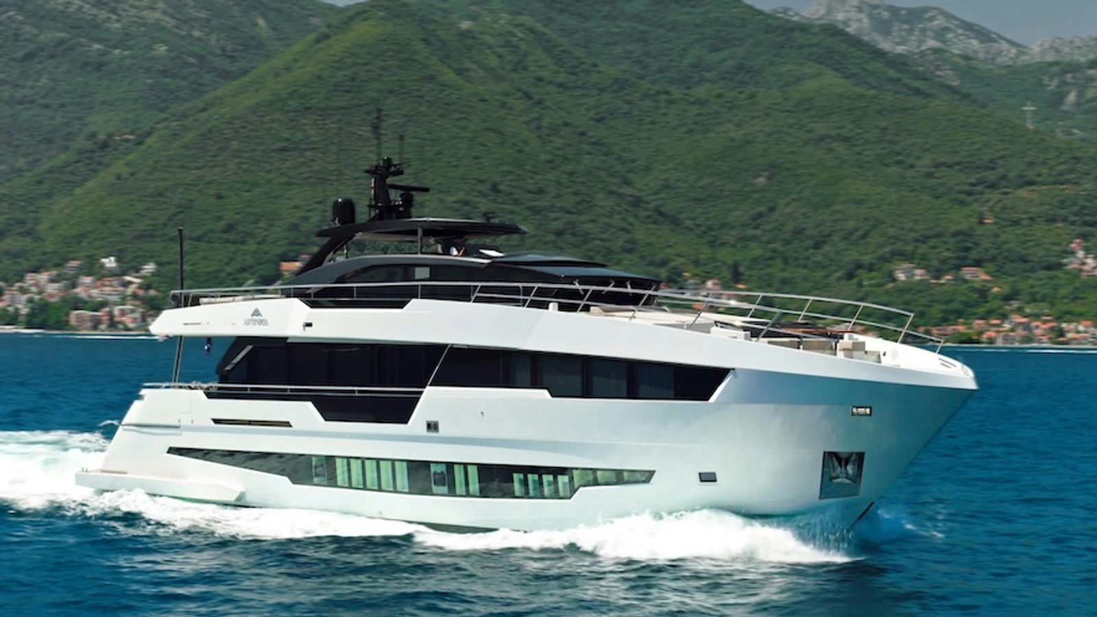 Armaar, 31 m Astondoa 100 Century charter yacht