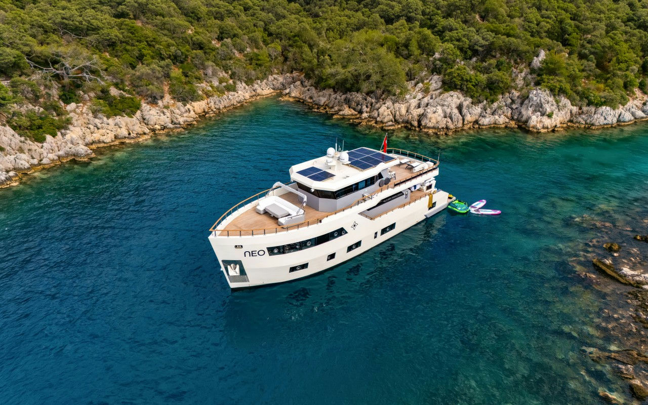Neo, 30 m charter yacht