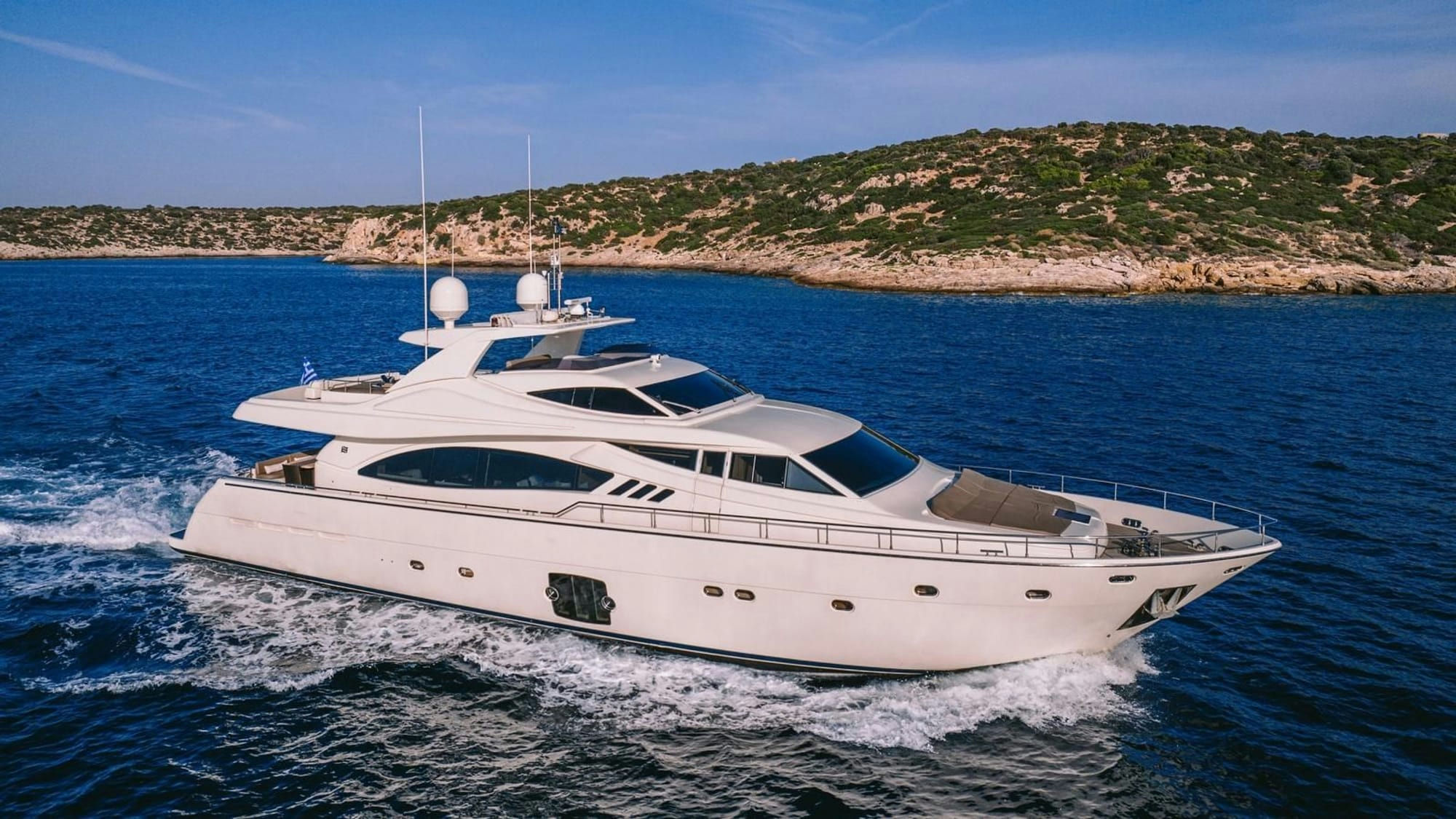 Meli, 27.5 m Ferretti charter yacht