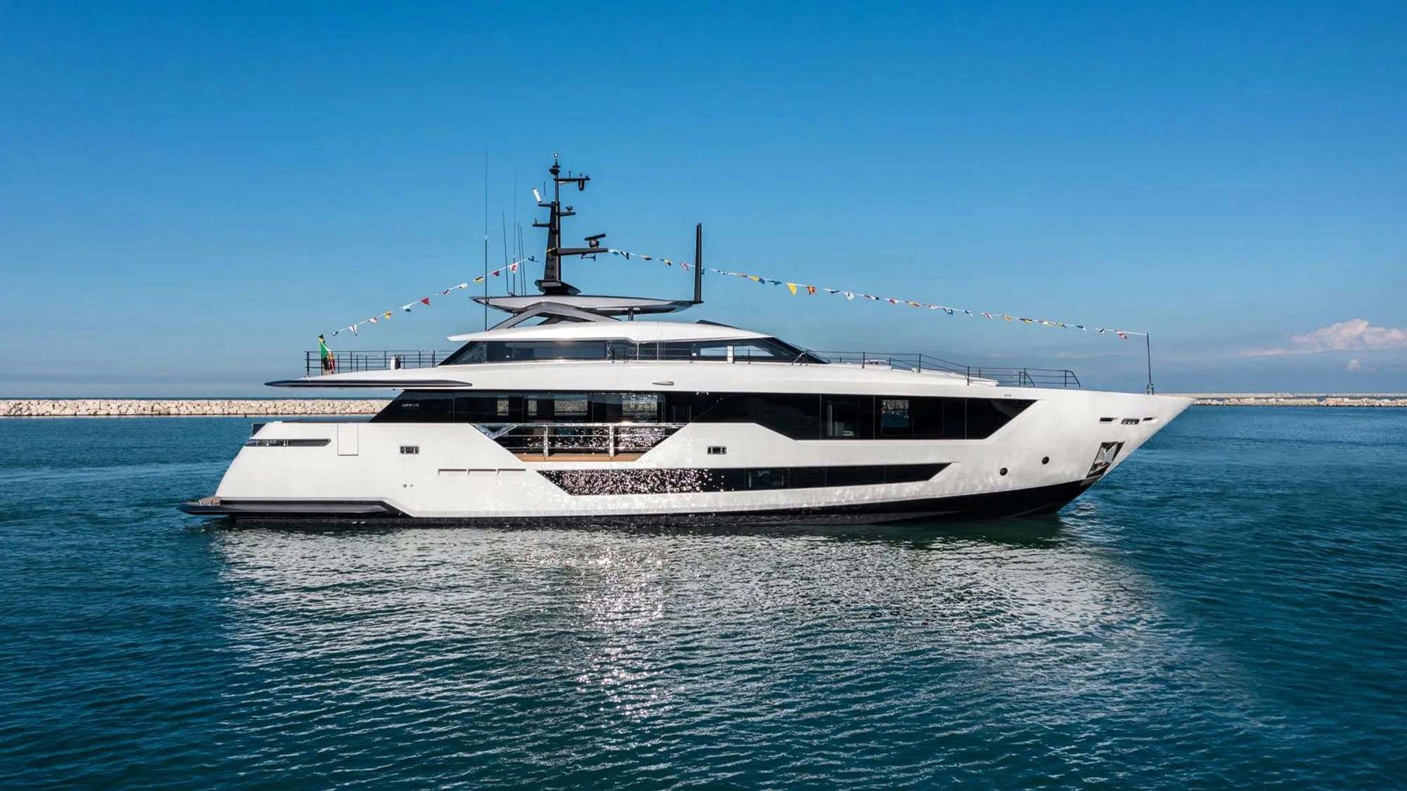 Marican Forever, 33 m Ferretti charter yacht