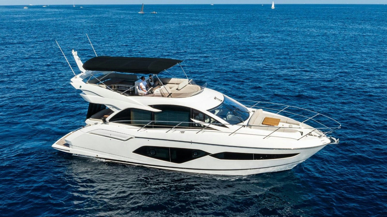 Cruiser Aurora, 15.7 m Sunseeker Manhattan 52 charter yacht