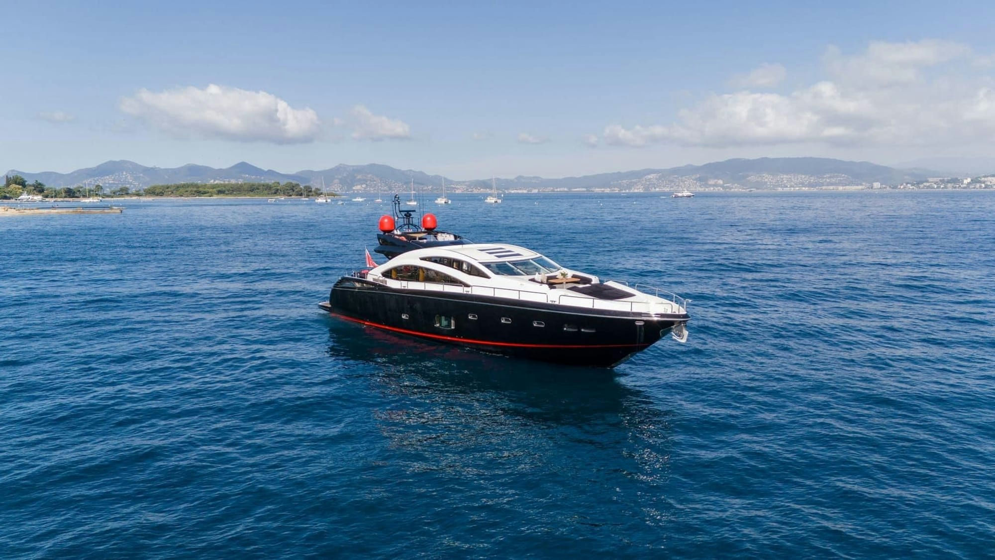 Palumba, 26.5 m Sunseeker charter yacht