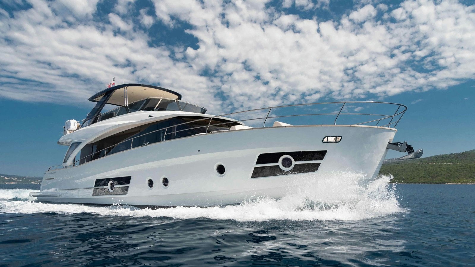 Sir Hendrik, 20.8 m Greenline Ocean Class 68 charter yacht