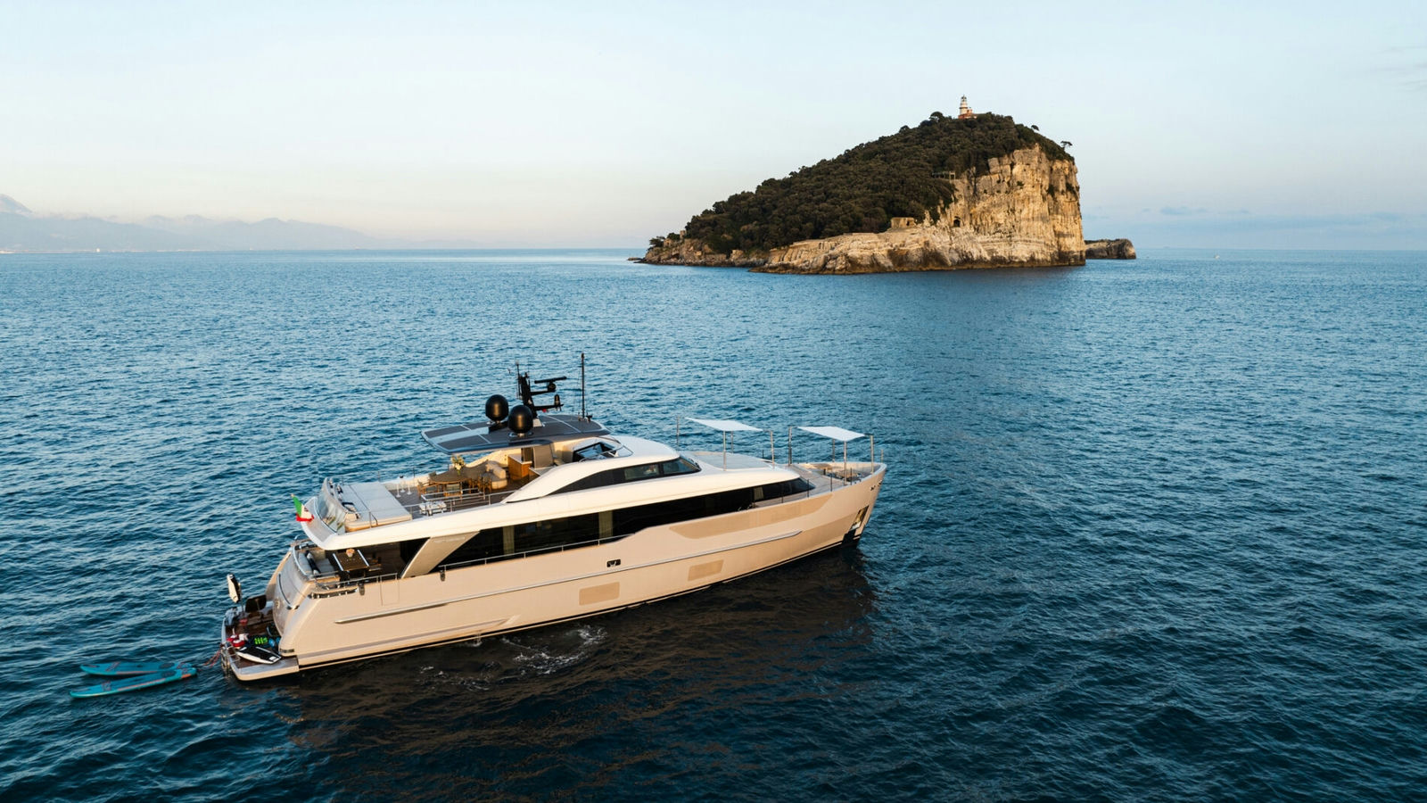Akira, 27.4 m Sanlorenzo charter yacht