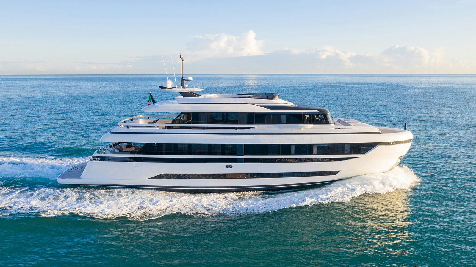 UILIA, 28.4 m Extra X93 charter yacht