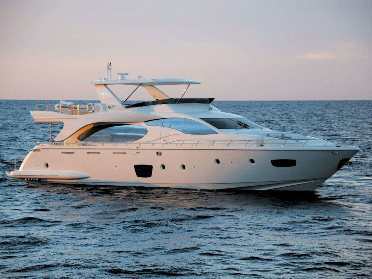 La Fenice, 26.8 m Azimut 88 charter yacht