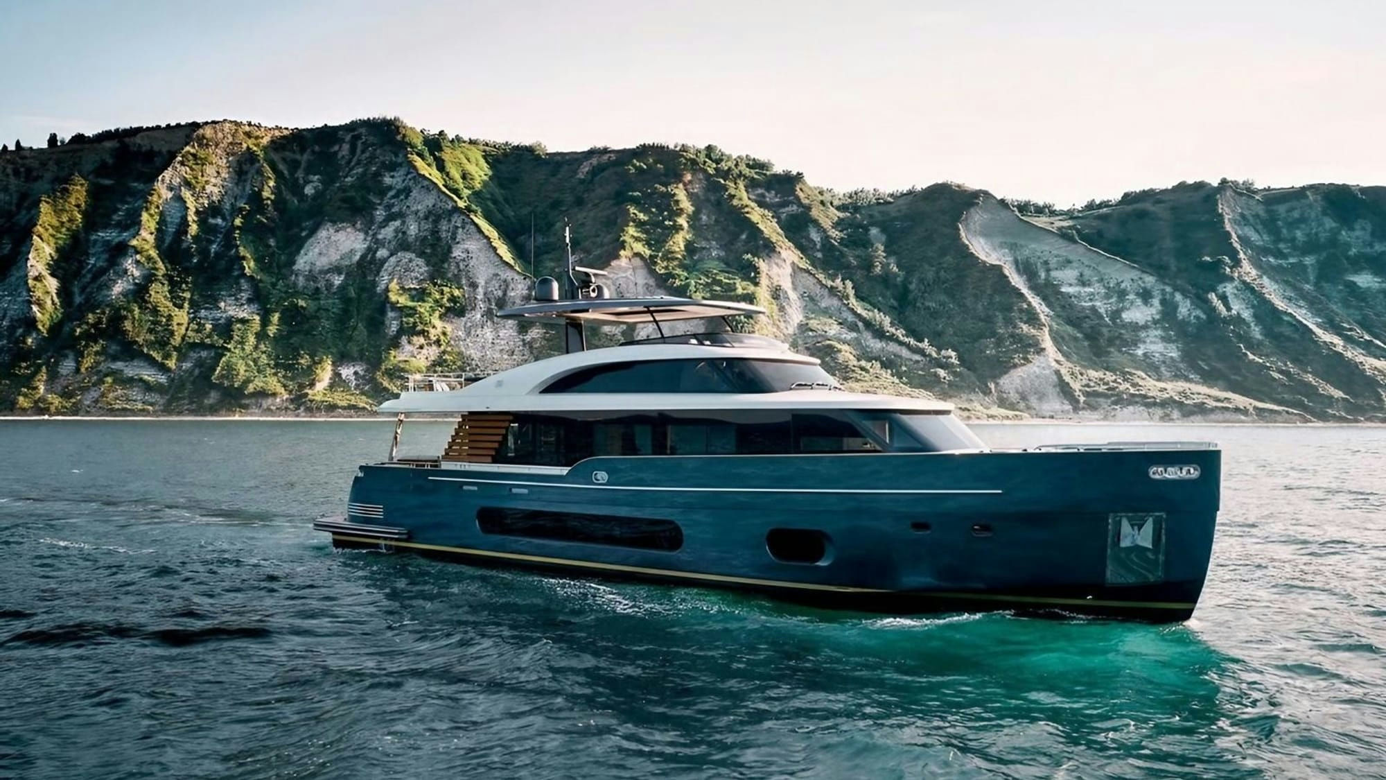 Blue Eyes, 25.2 m Azimut charter yacht