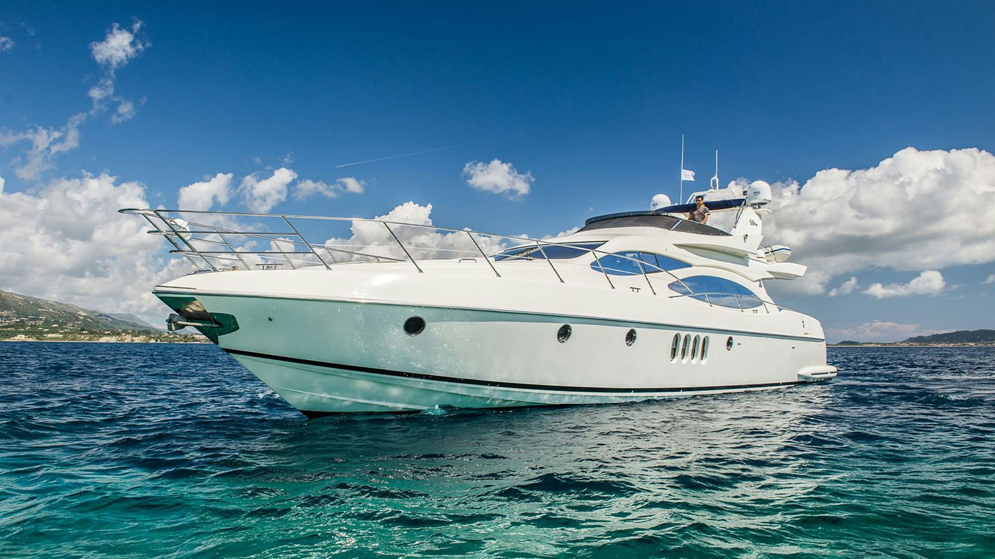 Manu, 21 m Azimut charter yacht